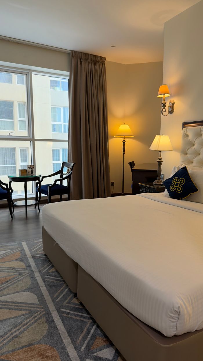 gallery-5 A well-appointed hotel room featuring stylish furniture, ambient lighting, and large windows.